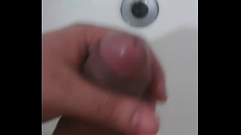 Melando meu pau e esfregando por ele todo