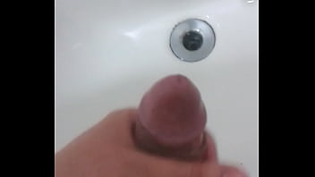 Melando meu pau e esfregando por ele todo