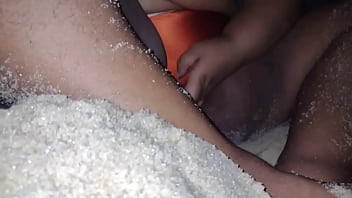 Me exibindo na praia aproveitei e fiz um xixi gostoso