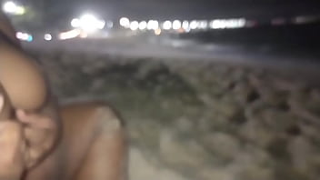 Me exibindo na praia aproveitei e fiz um xixi gostoso