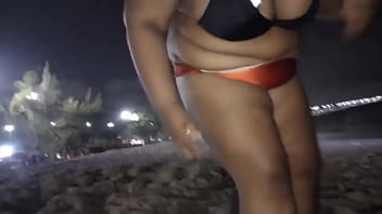 Me exibindo na praia aproveitei e fiz um xixi gostoso