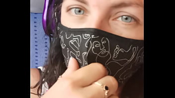 Alors tu veux voir ce que je fais à côté de ma voisine dans le train