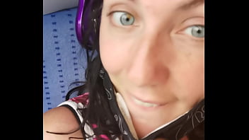 Alors tu veux voir ce que je fais à côté de ma voisine dans le train