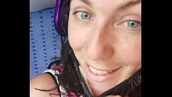 Alors tu veux voir ce que je fais à côté de ma voisine dans le train