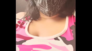 Alors tu veux voir ce que je fais à côté de ma voisine dans le train