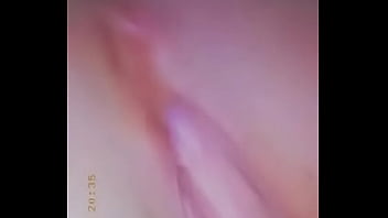 Le gusta echarse dedo