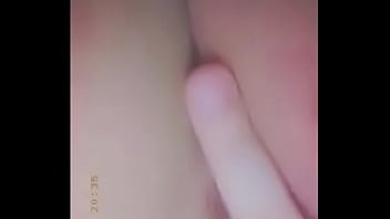 Le gusta echarse dedo