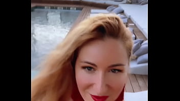 Voici la tenue que je portais lors du dernier gang bang postait ici hier soir