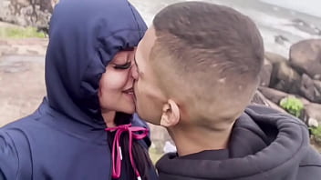 Novinho me fodeu na praia e quase que os turistas pegam nós no flagrante