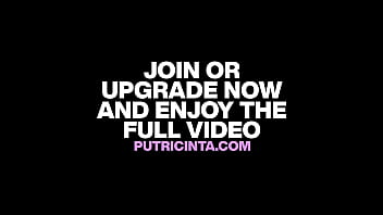 Dripping wet and horny putri cinta fingers slide deeper on her pussy