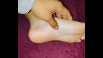 Pies lindos masturban verga hasta llenarse de semen