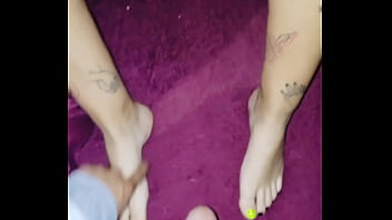 Pies lindos masturban verga hasta llenarse de semen