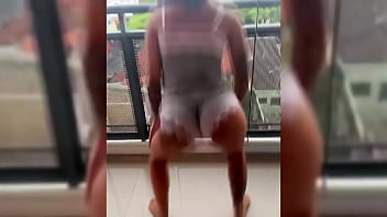 Novinha dançando roupa colada na varanda do predio