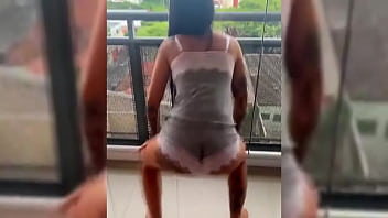 Novinha dançando roupa colada na varanda do predio