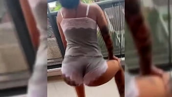 Novinha dançando roupa colada na varanda do predio