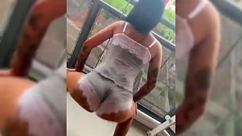 Novinha dançando roupa colada na varanda do predio