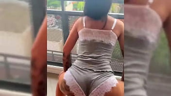 Novinha dançando roupa colada na varanda do predio