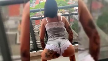 Novinha dançando roupa colada na varanda do predio