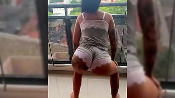 Novinha dançando roupa colada na varanda do predio