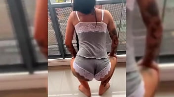 Novinha dançando roupa colada na varanda do predio