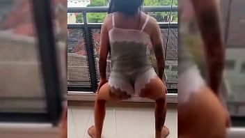 Novinha dançando roupa colada na varanda do predio