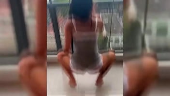 Novinha dançando roupa colada na varanda do predio