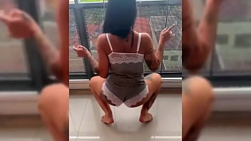 Novinha dançando roupa colada na varanda do predio