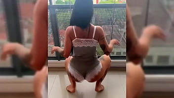 Novinha dançando roupa colada na varanda do predio