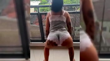 Novinha dançando roupa colada na varanda do predio