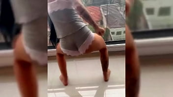 Novinha dançando roupa colada na varanda do predio