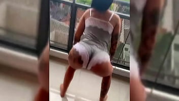 Novinha dançando roupa colada na varanda do predio