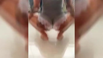 Novinha dançando roupa colada na varanda do predio