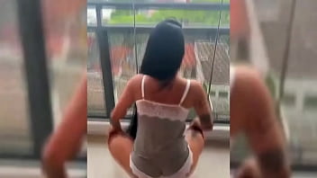 Novinha dançando roupa colada na varanda do predio