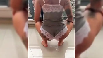 Novinha dançando roupa colada na varanda do predio