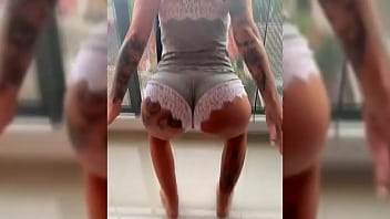 Novinha dançando roupa colada na varanda do predio