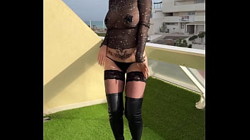 J’espère que tu prends autant de plaisir à mater ce corps sexy de milf que