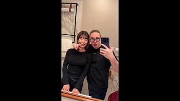 Max felicitas si fa fare un pompino da una asian con le tette enormi e le sborra addosso