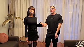 Max felicitas si fa fare un pompino da una asian con le tette enormi e le sborra addosso