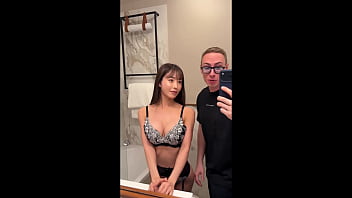 Max felicitas si fa fare un pompino da una asian con le tette enormi e le sborra addosso