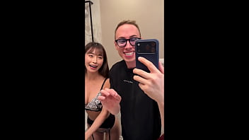 Max felicitas si fa fare un pompino da una asian con le tette enormi e le sborra addosso