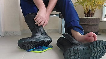 Tirando Minha Bota De Trabalho Mlv03 thumbnail