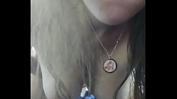 Chica joven con las tetas sueltas