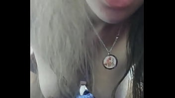 Chica joven con las tetas sueltas