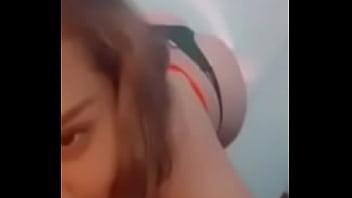 Puta blanca moviendo el trasero