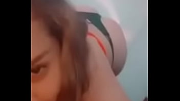 Puta blanca moviendo el trasero