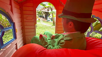 Le ofresco una rica follada a un magico duende en cambio de sus monedas de oro en su pequeña casa