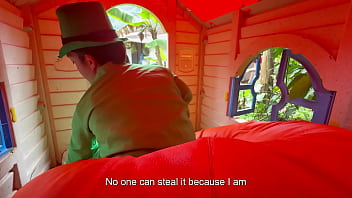 Le ofresco una rica follada a un magico duende en cambio de sus monedas de oro en su pequeña casa