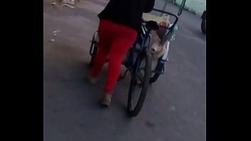 Culito rojo en la calle