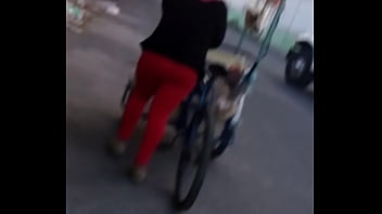 Culito rojo en la calle