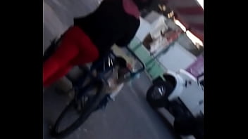 Culito rojo en la calle